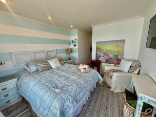 Spacious Apartment, Beautiful Decor and Ocean View - 7