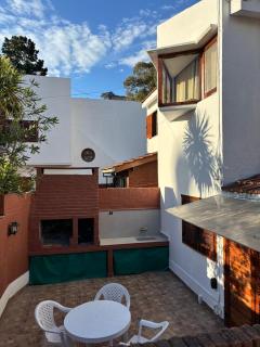 del Besugo, Dúplex Céntrico en Pinamar, parrila, patio, cochera, 2 ambientes - 1