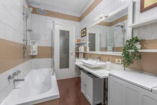 Lakeside Hideaway - Lakefront & Central - 2