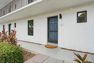 First Floor - End Unit With Lake Views - 4