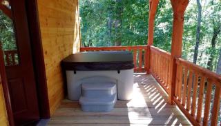 Rustic Family-Friendly Accommodation with Jacuzzi near Huntington, West Virginia - 2