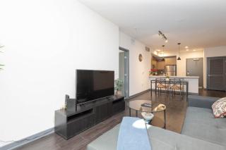 Lovely 3BR Apt With Balcony And Rooftop Pool Plus Views - 7