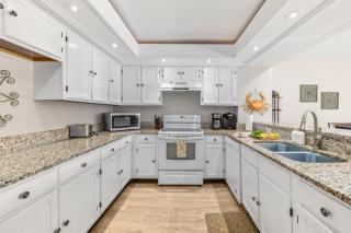 3BRPoolside Condo Near Beach - 3