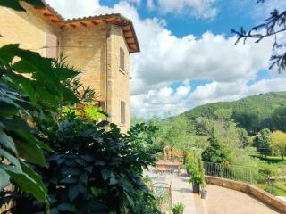 Spacious Apartment in Lisciano Niccone with Mountain View - 2