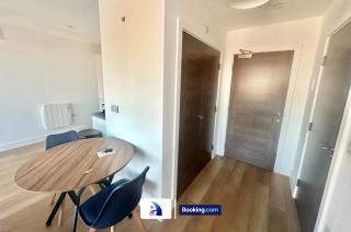 Sleeps 5 Ideal for Work Trips Up to 40 Percent OFF Old Trafford Modern Apartment - 6