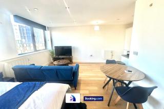 Sleeps 5 Ideal for Work Trips Up to 40 Percent OFF Old Trafford Modern Apartment - 5