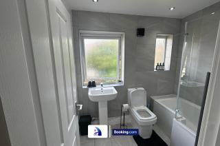 Sleeps 5 Ideal for Work Trips Up to 40 Percent OFF Old Trafford Modern Apartment - 1