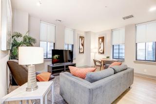 1BR Stylish Apartment With Rooftop Deck & Pool - 2