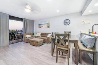 Elegant Condo in Coral Beach on the Beach - 7