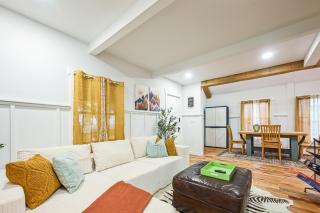 Charming Cabin with Hot Tub, Fireplace, Fire Pit, 2 minutes to downtown - 5