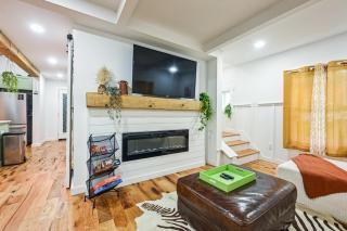 Charming Cabin with Hot Tub, Fireplace, Fire Pit, 2 minutes to downtown - 6