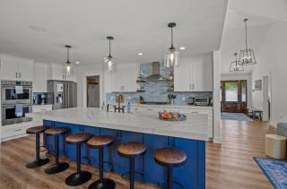 Mountain Lake Views Stunning Lakefront Retreat Hot Tub Game Room Near Downtown - 1