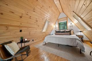 Alpine A-Frame at Calm Ridge Treehouses - 9