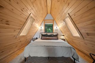 Alpine A-Frame at Calm Ridge Treehouses - 8