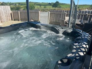 HAYLOFT, Hottub with views - 1