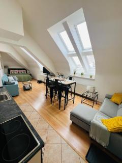 Central, Cozy & Stylish Apartment with Views - 9