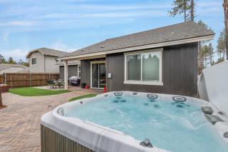 Windtree Retreat Hot Tub Pet-Friendly Fire Pit Near Downtown - 0