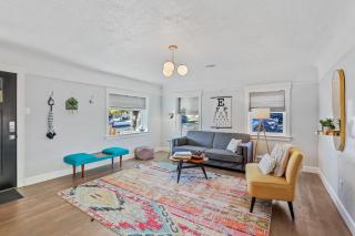 Downtown Crown Stylish Mid-Century Design Walk to Dining Shops - 9