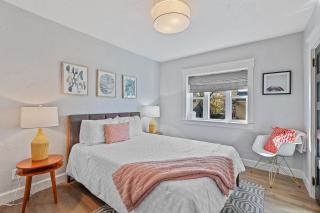 Downtown Crown Stylish Mid-Century Design Walk to Dining Shops - 8