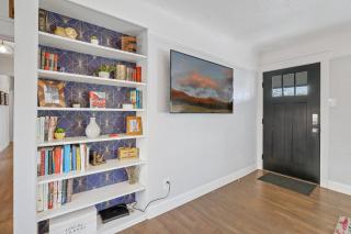 Downtown Crown Stylish Mid-Century Design Walk to Dining Shops - 2