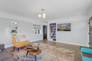 Downtown Crown Stylish Mid-Century Design Walk to Dining Shops - 3