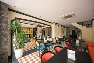 San Hotel & Pool - 4