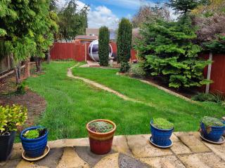 Central to town, 4 bedrooms, sleeps 7, parking for 4 plus cars - 9