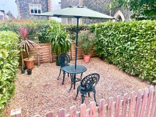 Fabulous Converted Church Apartment Town Centre - 4