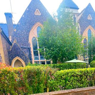 Fabulous Converted Church Apartment Town Centre - 3