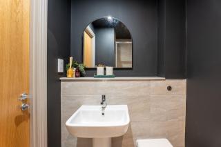 Contemporary City 1-Bedroom Apartment with Sofa Bed - 1