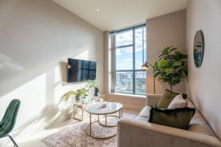 Contemporary City 1-Bedroom Apartment with Sofa Bed - 2