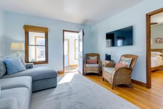 Steps to Beach - Two Rivers Lakeview Cottage - 5