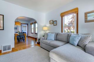 Steps to Beach - Two Rivers Lakeview Cottage - 4