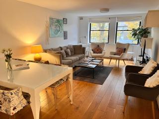 Hyde Park,3 min walk,Family home! 2 Bedrooms & 2 Bathrooms Apartment! Fantastic Location - 6