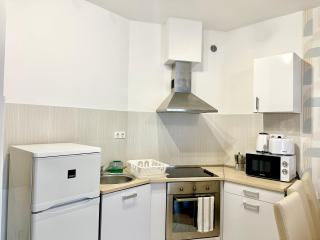 Prime Stay - Premium 2 Bedroom Family Apartment with Balcony - Free Parking - Budapest - 2