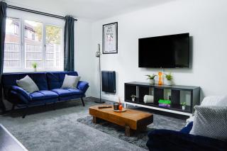 Modern 2-Bedroom Flat near City Centre Perfect for Families or Groups - 0