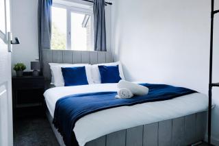 Modern 2-Bedroom Flat near City Centre Perfect for Families or Groups - 9