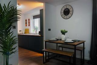 Modern 2-Bedroom Flat near City Centre Perfect for Families or Groups - 8