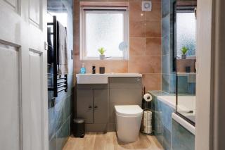 Modern 2-Bedroom Flat near City Centre Perfect for Families or Groups - 7