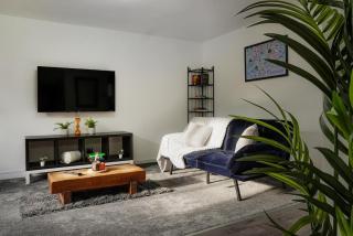 Modern 2-Bedroom Flat near City Centre Perfect for Families or Groups - 6