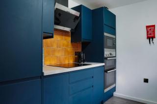 Modern 2-Bedroom Flat near City Centre Perfect for Families or Groups - 3