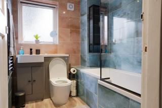 Modern 2-Bedroom Flat near City Centre Perfect for Families or Groups - 1