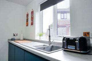 Modern 2-Bedroom Flat near City Centre Perfect for Families or Groups - 4