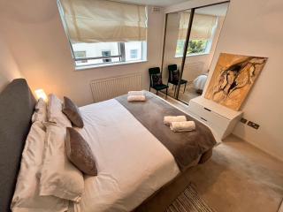 Hyde Park,3 min walk,Family home! 2 Bedrooms & 2 Bathrooms Apartment! Fantastic Location - 8