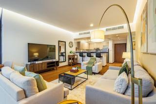 Champions' Apartment - Balcony Sunsets - Rooftop Pools - Modern Oasis - Family Heaven - Full Canal Views - 2 min walk from Space42 Arena - 9