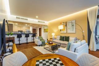 Champions' Apartment - Balcony Sunsets - Rooftop Pools - Modern Oasis - Family Heaven - Full Canal Views - 2 min walk from Space42 Arena - 1