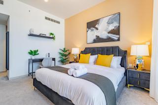 Champions' Apartment - Balcony Sunsets - Rooftop Pools - Modern Oasis - Family Heaven - Full Canal Views - 2 min walk from Space42 Arena - 7