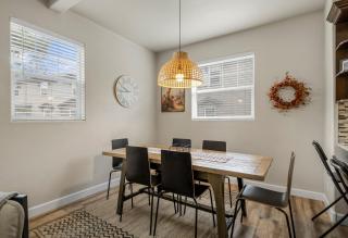 Mountain Peaks Getaway 4BR4BA Pet-Friendly Central AC Near Downtown Trails - 7