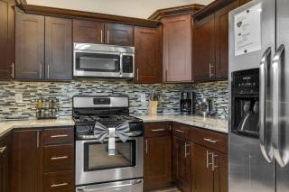 Mountain Peaks Getaway 4BR4BA Pet-Friendly Central AC Near Downtown Trails - 3