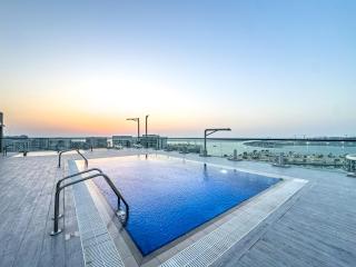 Champions' Apartment - Balcony Sunsets - Rooftop Pools - Modern Oasis - Family Heaven - Full Canal Views - 2 min walk from Space42 Arena - 5